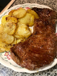 Una foto de Secreto ibérico con miel al horno con patatas panaderas