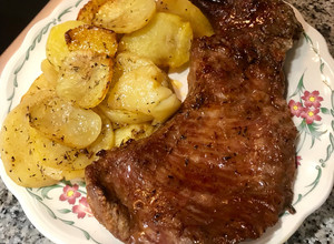 Foto principal de Secreto ibérico con miel al horno con patatas panaderas