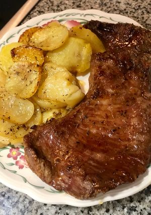 Una foto de Secreto ibérico con miel al horno con patatas panaderas