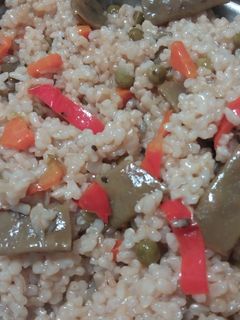 Una foto de Arroz integral con verduras🌿🌶