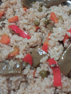 Una foto de Arroz integral con verduras🌿🌶