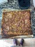 Coca de chicharrones con canela
