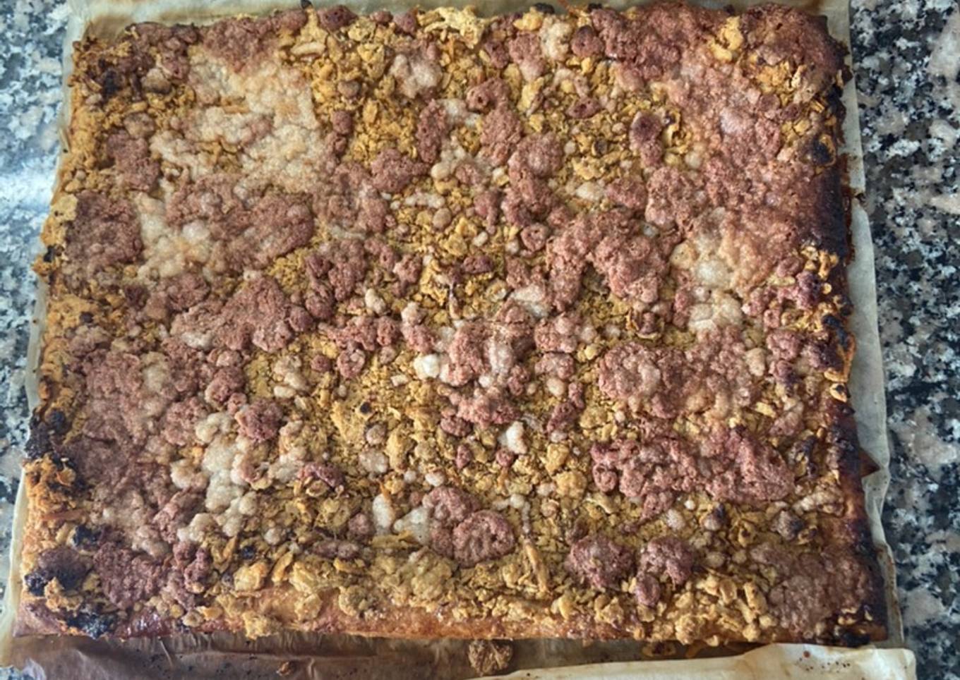 Coca de chicharrones con canela