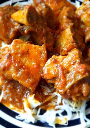 Una foto de Panceta de cerdo en salsa con repollo(col)