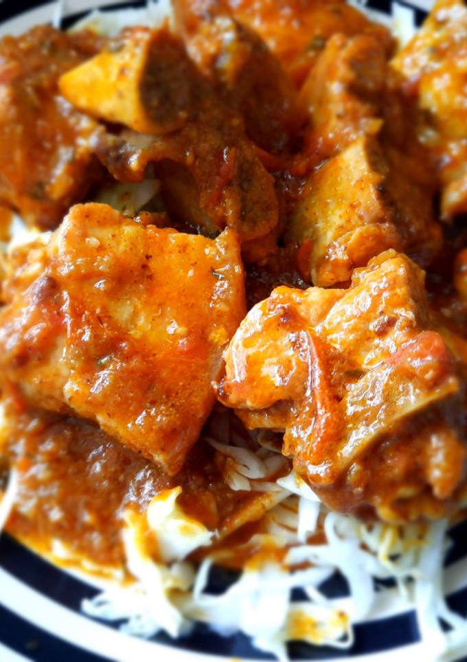 Una foto de Panceta de cerdo en salsa con repollo(col)