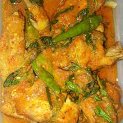A picture of Ayam Woku pedas.