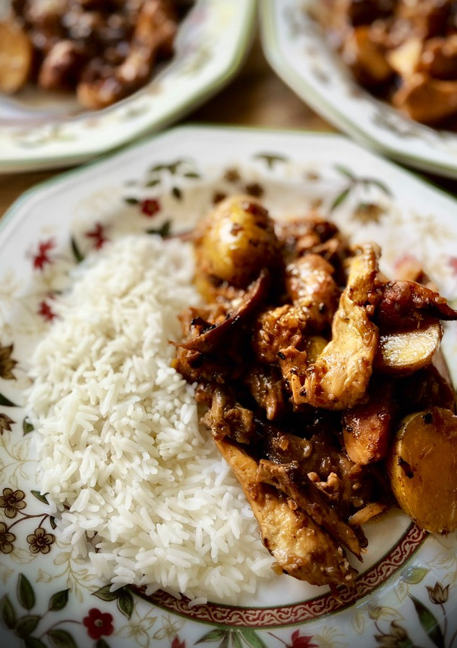 Una foto de Pularda en salsa de setas y sabor Cookpad con patatas baby