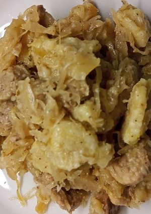 Savanyúkáposztás hús sztapacskával recept fotója