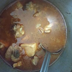 A picture of Chicken kolambu.