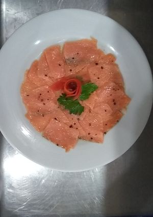 Una foto de Carpaccio de salmón