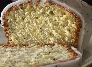 Una foto de Budín de limón y amapolas 🍋