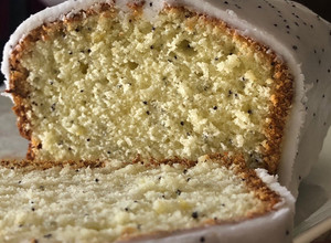Una foto de Budín de limón y amapolas 🍋