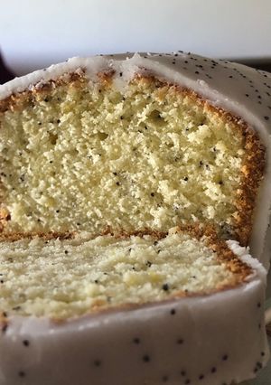Una foto de Budín de limón y amapolas 🍋
