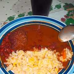 Una foto de Frijoles colorados con chicharrón