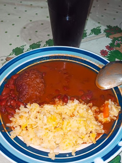 Una foto de Frijoles colorados con chicharrón