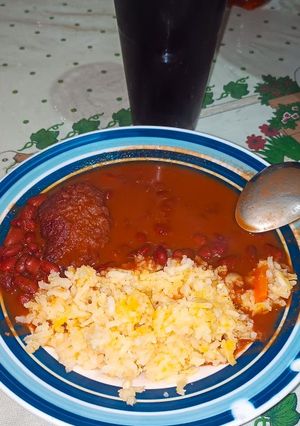 Una foto de Frijoles colorados con chicharrón
