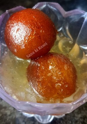 A picture of Gulab Jamun.