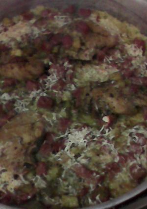Una foto de Pollo con calabacín, jamón, arroz al graten
