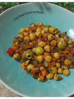 Una foto de Salteado de verduras con garbanzos