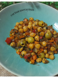 Una foto de Salteado de verduras con garbanzos