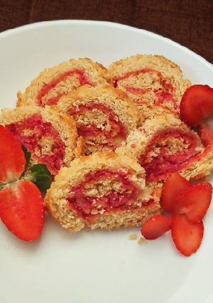स्ट्रॉबेरी स्वीस रोल (strawberry swiss roll recipe in marathi) रेसिपी चे मुख्य फोटो