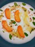 Yogurt Magro con Albicocca, Miele, Timo, Menta e Granella di Nocciole Tostate
