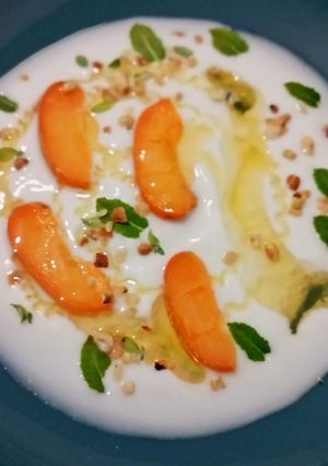 Foto di Yogurt Magro con Albicocca, Miele, Timo, Menta e Granella di Nocciole Tostate