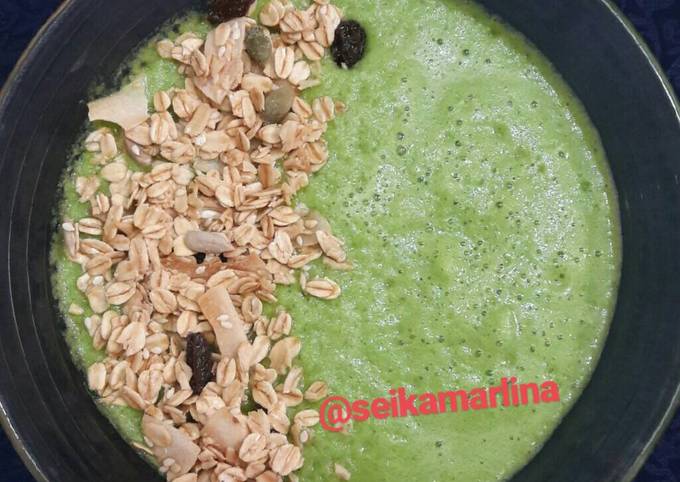 Langkah Mudah untuk Menyiapkan Green Smoothies with Granola Tropical Fruit &amp; Nuts yang Lezat