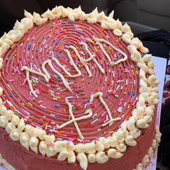 A picture of Red velvet cake and vanilla cake with butter cream.