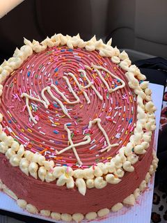 A picture of Red velvet cake and vanilla cake with butter cream.