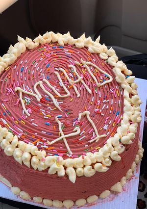 A picture of Red velvet cake and vanilla cake with butter cream.