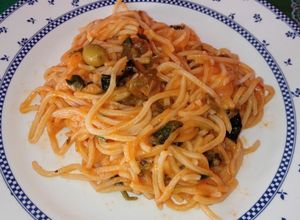 Una foto de Pasta a la larga (Pasta Puttanesca)