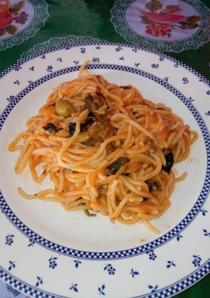 Una foto de Pasta a la larga (Pasta Puttanesca)