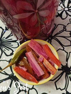 A picture of Arabic Pickled Mixed Vegetables.