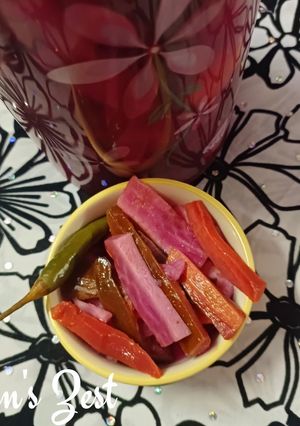 A picture of Arabic Pickled Mixed Vegetables.