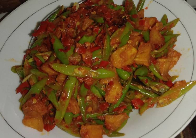 Langkah Mudah untuk Menyiapkan Buncis kentang bumbu pedas, Menggugah Selera