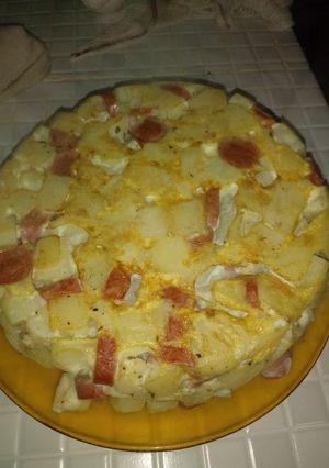 Una foto de Tortilla de papa y salchicha😍