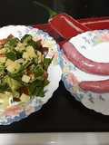 Salchichas de pollo en airfryer con ensalada variada