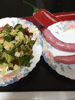 Una foto de Salchichas de pollo en airfryer con ensalada variada