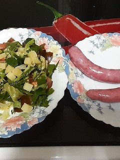 Foto principal de Salchichas de pollo en airfryer con ensalada variada