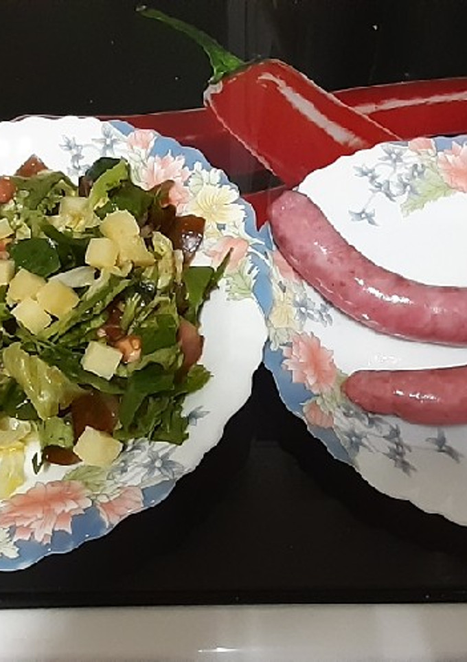 Una foto de Salchichas de pollo en airfryer con ensalada variada