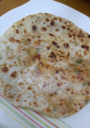 A picture of Garam garam crispy aloo ke parathay.