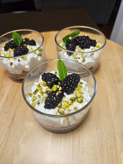 Foto di Dessert light allo yogurt, ricotta e more