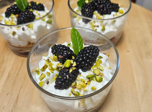 Foto di Dessert light allo yogurt, ricotta e more