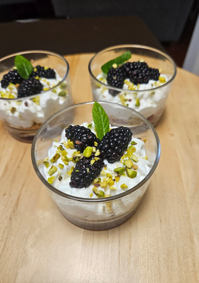 Foto di Dessert light allo yogurt, ricotta e more