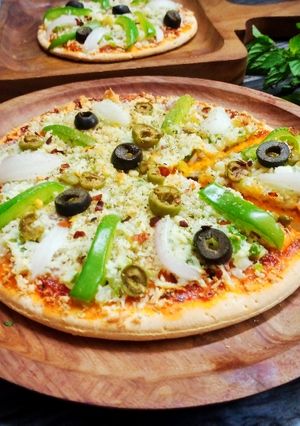 વેજ ચીઝ પીઝા (Veg Cheese Pizza Recipe In Gujarati) રેસીપી મુખ્ય ફોટો