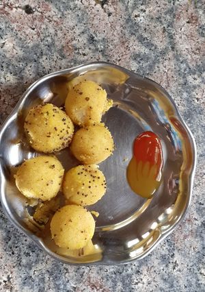 A picture of Stuffed rava balls/ semolina cheese paneer balls.