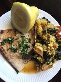 Una foto de Pez espada con arroz primavera