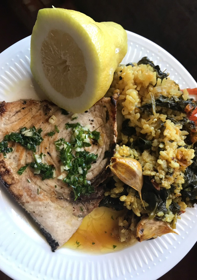 Una foto de Pez espada con arroz primavera