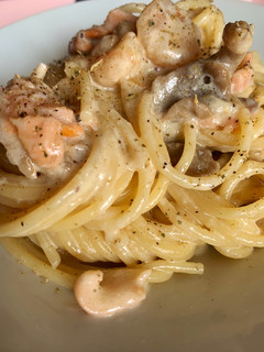Una foto de Espaguetis con salmón y gambas